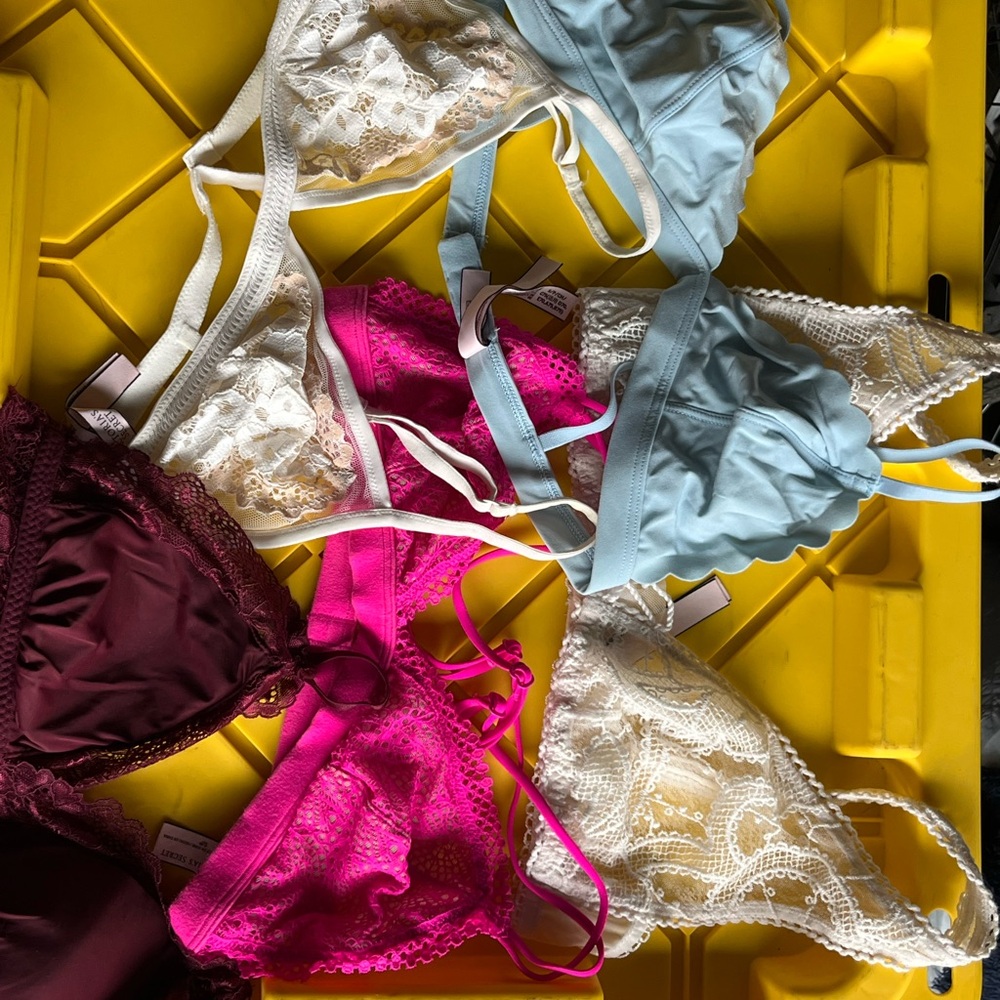 Victoria’s Secret Bralette Lot
Size Small